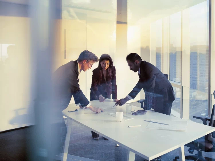 pracownicy biurowi na&nbsp;spotkaniu