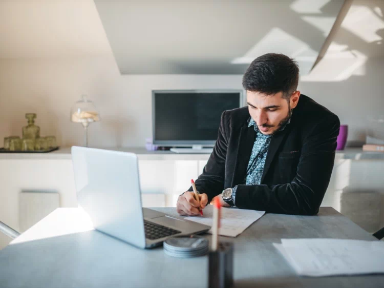 mężczyzna pracujący na&nbsp;laptopie